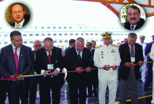 Aurel Cazacu (�n dreapta) �i Cristian Geam�nu (�n mijloc), vineri 14 august, la deschiderea expozi�iei "Naval Defence", organizat�, la Constan�a, de c�tre partenerii de afaceri ai lui Mircea B�sescu (�n medalion, dreapta) �i de c�tre Ministerul Ap�r�rii Na�ionale