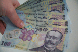 Bancherii no�tri �i plimb� salariile prin Cipru