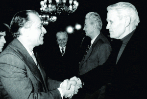 Se vede din  fotografie c�, �n pofida anilor grei de temni��, Coposu a fost �ntotdeauna dispus s� ierte. 