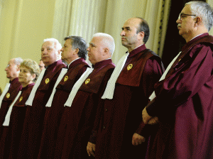 Magistraţii CCR constată un conflict juridic între Guvern şi Parlament