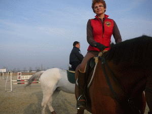 Doamna Ozana Moraru, fondatorul şi directorul Clubului "Equestria 2010", este doctor oftalmolog, fiind absolventă a Facultăţii de Medicină din Bucureşti, la fel ca şi soţul domniei sale, Cristian Moraru. Participă la numeroase manifestări şi demonstraţii medicale internaţionale, dar este împătimită şi de echitaţie.