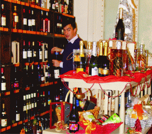 Adrien Damour, de origine francez, a venit în România în 1990, ca jurnalist la o revistă de specialitate. A lucrat doi ani în domeniu, după care şi-a deschis propria afacere la noi în ţară.