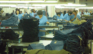 Secţia finisări blugi din cadrul fabricii "Martelli Europe" din Buzău