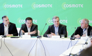 Conducerea "Cosmote" România (de la stânga la dreapta): Costas Kapetanopoulos, director de marketing şi comunicare, Apostolou Konstantinos, directorul Diviziei Financiare, Stefanos Theocharopoulos, director general, şi Panos Makris, director comercial.