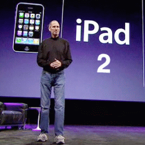 Steve Jobs şi-a luat în ianuarie concediu pe o perioadă nedeterminată pe motiv de sănătate şi, potrivit unor zvonuri vehiculate de presa americană, se tratează la Clinica de oncologie din California. 