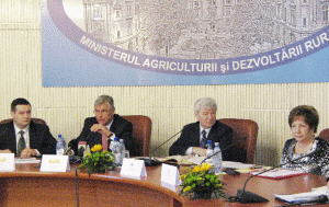 De la stânga la dreapta: Sorin Ignat (director adjunct clienţi corporativi la BT), Robert Rekkers (director general al BT), Valeriu Tabără (ministrul Agriculturii) şi Veronica Toncea (preşedinte FGCR)