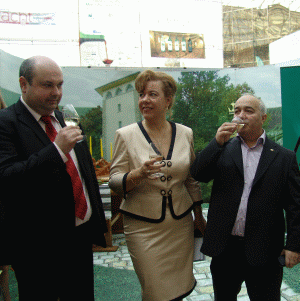 Cătălin Grecu, director de marketing "Cotnari", Angelica Iva, director general "Proactive Business Communication" şi Adrian Rădulescu, secretar de stat MADR (de la stânga la dreapta), la deschiderea "GoodWine".