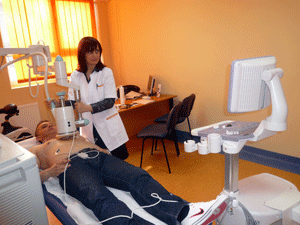 La Gral Medical tratamentul costă 1200 lei pentru trei serii de şedinţe (cu reducere - 1000 lei), iar pentru 9 serii - 3500 lei (2800 lei), în funcţie de necesităţile impuse de stadiul bolii, ne-a precizat Robert Chiţan.În imagine, cabinet specializat pentru tratamentul CardioFort.