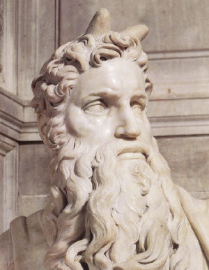 Michelangelo i-a pus coarne lui Moise din cauza cuvântului ebraic "qrn" aplicat în descrierea figurii sale, cînd coboară de pe munte cu cele două table ale Legii [Ieşirea (Exod) 34:29], cuvânt care poate fi vocalizat "qaran" (strălucitor), dar şi "qeren"(corn).Adică, după ce a primit setul de Porunci, figura i-a devenit strălucitoare (radioasă, lumina în jur), sau, într-o a doua variantă (Aquila, urmat de Ieronim), i-au crescut coarne (conform unei bănuite vechi tradiţii rabinice), ceea ce menţine pînă astăzi oarecare suspans şi controversă în privinţa felului în care arată el, după întîlnirea cu El.Propunerea mea este să urmăm soluţia conform căreia sînt valide ambele înţelesuri, pentru că deşi lumina (razele) şi coarnele au semnificaţii complet diferite pentru noi, este posibil ca anticii să le fi asimilat una-alteia, astfel ca să se prezinte solidar în grupul celor trei consoane, actualizîndu-se drept una sau cealaltă, în funcţie de împrejurarea citirii (procedură comună, în vechime, unde, de pildă, la greci, "lyk" înseamnă şi lumină, dar şi lup, astfel, că, la rigoare, românescul "liceu" invocă iluminarea în unele cazuri, dar şi haita în altele, ceea ce, încă, mi se pare adecvat).