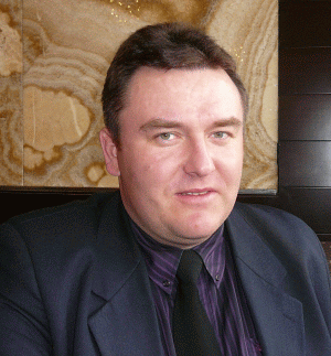 Domnul Andrzej Strzyewski este directorul general al companiei cu capital polonez Porta KMI România SRL, care a construit fabrica Porta Doors din Arad. S-a născut în anul 1974 în oraşul Torun-Polonia. A absolvit Universitatea de Drept şi Facultatea de Management din oraşul natal. Este căsătorit şi are un fiu. Vorbeşte limba engleză, rusă, germană şi, bineînţeles, poloneza. Hobby: navigaţia şi schiul.