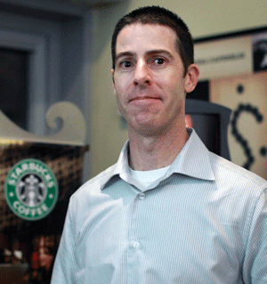 Domnul Jim Brandon, director general Starbucks Coffe Company pentru Grecia, Cipru, România şi Bulgaria, este în vârstă de 43 de ani. A absolvit înalte studii în domeniul finanţelor şi al managementului în SUA şi Franţa. A ocupat funcţii de conducere în compania Starbucks în ţări ca Elveţia, Austria şi din zona Asia Pacific.
