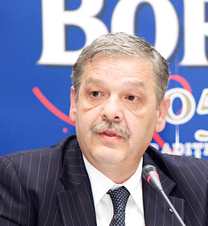 Domnul Nicolae Palfi este vicepreşedinte al SC Romaqua Group SA Borsec din anul 2001 şi deţine un pachet de 31% din acţiunile grupului. S-a născut în anul 1958, în Bucureşti, unde a şi absolvit Institutul Politehnic-Facultatea de Transporturi.Domenii cheie de competenţă: ingineria financiară, managementul firmei şi analizele economico-financiare şi construcţii de bugete de venituri şi cheltuieli.Este membru al Clubului Industriaşilor şi membru al Patronatului APEMIN.Este căsătorit şi are o fiică, care îi calcă pe urme în domeniul unei pregătiri complexe. Hobby: muzica, vizionarea de filme, înotul şi artele marţiale.
