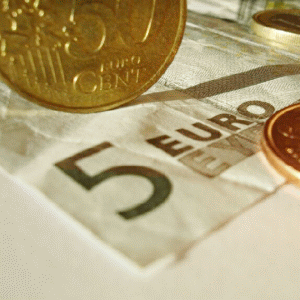 Autorităţile elene au negat, ieri, că negociază obţinerea unui nou pachet de ajutor financiar.