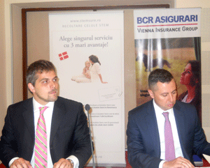 Domnii Mihail Tecău, preşedinte Directorat BCR Asigurări VIG (dreapta) şi Bogdan Ivănescu, preşedinte "Stem Sure"