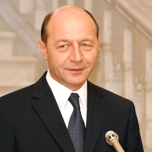 "Vreau să analizăm în ce stadiu este problema managementului privat la regii. Dacă este cineva care îşi face iluzii că până acum au fost simple declaraţii politice, se înşală", le-a spus Băsescu miniştrilor.