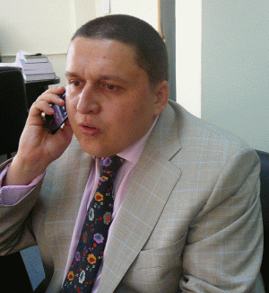 Domnul Marcel Vulpoi, directorul general al firmei "Vulpoi&Toader Management", s-a născut în anul 1977 în oraşul Rm.Sărat-Buzău. A absolvit ASE Bucureşti-Facultatea de Contabilitate şi Informatică de Gestiuni. Este lector universitar doctor în cadrul Academiei de Ştiinţe Economice. Este căsătorit şi are doi fii. Hobby: fotbalul şi tenisul de câmp, dar este şi un pasionat numismat.