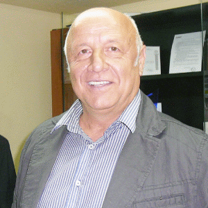 Domnul Alexandru Rizea, fondatorul şi directorul general al fabricii de mobilă "Lemet" din Câmpina, s-a născut în anul 1951, în comuna Vâlcăneşti-Prahova. A absolvit Facultatea de Electro-energetică din Iaşi. Este căsătorit şi are doi copii, o fiică, Adina Ionescu (doctorul de familie al firmei), şi un fiu, Adrian Rizea, directorul comercial al firmei "Lemet". Fiind o firmă de familie, în care 5% din capital aparţine, de la începuturi, unui bun asociat Săcuiu Ioan, iar restul familiei Rizea, toţi membrii familiei, soţia, ginerele şi nora, lucrează, conform studiilor, pe posturi de specialitate în cadrul fabricii.Pasiunea lui Alexandru Rizea este munca la "Lemet", dar în momentele de relache îi place să îngrijească crapii japonezi ornamentali din iazul din curtea casei sale.