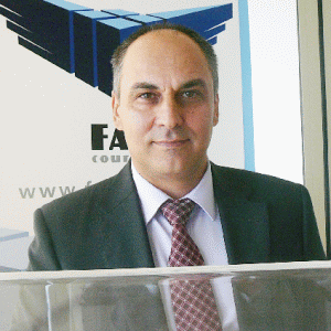 Domnul Neculai Mihai, directorul general al firmei de familie "Fan Courier", s-a născut în anul 1962 în comuna Fitioneşti-Vrancea. A absolvit TCM din cadrul Institutului Politehnic Bucureşti. Este căsătorit şi are două fiice. Hobby: tenisul de câmp şi vânătoarea.