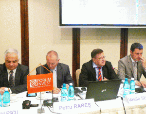 De la stânga la dreapta, domnii Eugen Rădulescu, expert OECD, director BNR, Petru Rareş, preşedinte executiv- director general Institutul Bancar Român, Vasile Secăreş, preşedintele CA, Institutul Bancar Român, Barna Tanczos, secretar de stat MADR.