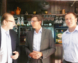 Domnul Jiri Sitler, ambasadorul Republicii Cehe la Bucureşti (stânga), domnul Jens Hoesel, director general "Bergenbier" SA (centru), şi domnul Tiberiu Mercurian, director de marketing "Bergenbier" SA.