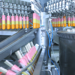 Utilajul care produce îngheţata pe bază de fructe sub marca Ice Pop, în fabrica din Sebeş-Alba.