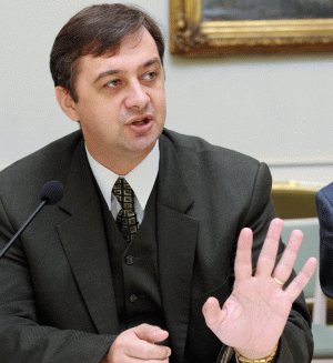 Iulian Chifu: "Astăzi suntem într-o perioadă de reaşezare între două formule de echilibru, însă eu cred că va trebui să ne obişnuim cu lumea instabilă aşa cum o avem, pentru că viteza de schimbare în contextul globalizării este mult mai mare, mai mult, tot mai multe evenimente rare, de tip black swan, vor fi din ce în ce mai prezente, aşa cum multe fenomene considerate improbabile se vor consuma, capacitatea de previziune şi anticipare scăzând dramatic".