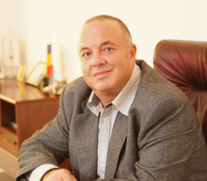 Domnul Cornel Roşu, preşedintele Grupului de firme "Radox", s-a născut în anul 1958 în Bucureşti, unde a şi absolvit Facultatea de Utilaj Tehnologic pentru Construcţii. Are o fiică, Cristiana Roşu, care, în prezent, conduce firma "Radox" din cadrul Grupului. În afara călătoriilor pe care le-a făcut pentru business, dar şi din plăcere, Cornel Roşu este un pasionat jucător de tenis de câmp şi de sailing (cu atestat).
