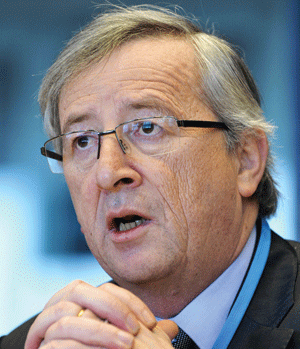 Miniştrii de finanţe din zona euro, în frunte cu Jean-Claude Juncker (foto), analizează modalităţile prin care pot creşte eficienţa EFSF, fără să majoreze garanţiile acordate de statele membre ale zonei euro. 