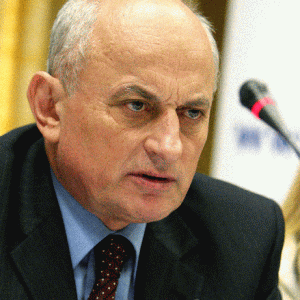 Importurile din august au erodat reducerea deficitului comercial din acest an