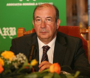 Radu Graţian Gheţea, preşedintele CEC Bank, ne-a declarat că are mai multe variante de lucru pentru majorarea capitalului băncii, însă nu a dorit să le dezvăluie.