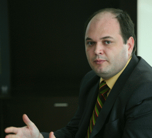 Ionuţ Dumitru, preşedintele Consiliului Fiscal, a declarat: "Din păcate, România nu a vrut acel program online (n.r. utilizat de Bulgaria) disponibil încă din anii 2001-2002 şi nici acum nu îl doreşte. Ne facem că facem o reformă".
