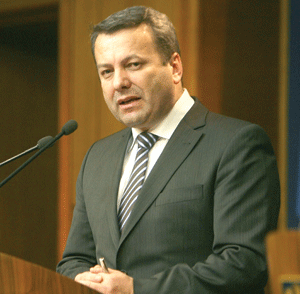 Ministrul Finanţelor Publice, Gheorghe Ialomiţianu, a declarat ă nu se poate exclude "în totalitate" posibilitatea ca România să fie afectată de criza mondială.