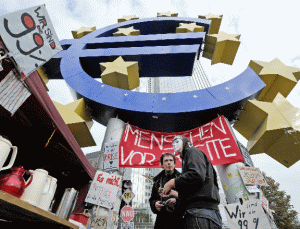 Protesters from the "Occupy Wall Street" movement have continued their protests for the third day in a row before the European Central Bank of Frankfurt.