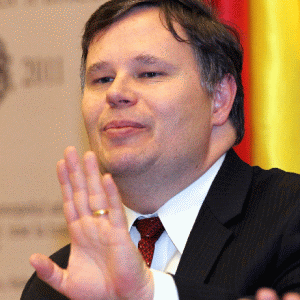 Analiştii consideră că şeful misiunii FMI în România, Jeffrey Franks, ne-a cerut imposibilul cu privire la privatizările pachetelor minoritare la unele companii de stat.