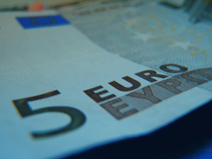 Euro - în declin, de teama retrogradării UE