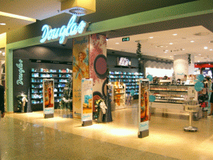 Primul magazin al parfumeriilor Douglas din Timişoara s-a deschis astăzi la Iulius Mall