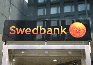 Zvonurile privind "Swedbank" au apărut săptămâna trecută şi s-au intensificat în weekend, iar duminică numeroşi clienţi şi-au retras banii de la ATM-uri. 