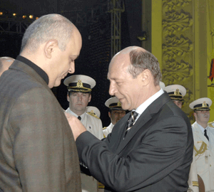 La finalul anului 2005, preşedintele Traian Băsescu l-a decorat pe dr. Raed Arafat.