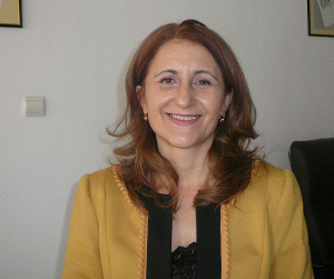 Doamna Ileana Bănucu, director general al "Romcarbon" SA din oraşul Buzău, este născută în oraşul în care lucrează. A venit în întreprindere din momentul absolvirii Facultăţii de Tehnologie Chimică din Iaşi. În "Romcarbon", întreprindere cu activitate începută în 1952, a trecut prin toate etapele de producţie şi a urcat treptat în funcţii de conducere, fiindu-i apreciată perseverenţa şi "dragostea de muncă şi afinitate faţă de oamenii din fabrică". Este căsătorită şi are o fiică. Îi place să citească şi să călătorească.