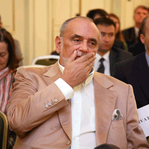 Dinu Patriciu, at the time of the inauguration of "Mic.ro": "The < < Mic.ro > > network is designed to destroy the retail trade which we slavishly imported from the West. If I had one wish, it would be to see all them (ed. note: the major retailers) kick the bucket. (...) Supermarkets and hypermarkets are destroying traditional retail. I hope that Romanians will only go shopping in major stores, once a month, perhaps even less frequently, and buy from grocery stores otherwise. I think that this is the course that our economy must return to. For over 20 years, by slavishly imitating foreign systems, we have perverted our traditional spirit, which had disappeared in the last 50 years anyway".