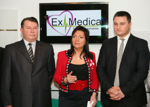Doamna Mirela Sâmpetru, proprietarul clinicii, domnul prof.dr.Mircea Gorgan, medic primar neurochirurgie, profesor universitar, director medical al Spitalului "Bagdasar Arseni" (stânga) şi domnul Roberto Lazăr, medic specialist urologie, directorul medical al clinicii "Exmedica".