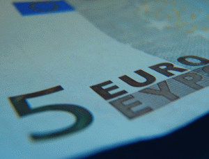 Euro a revenit sub 1,30 dolari
