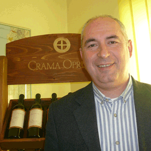 Domnul Gabriel Roceanu este administrator al Cramei Oprişor şi director general al SC "Carl Reh Winery" SRL. Născut în anul 1967 în Bucureşti, a absolvit Facultatea de Inginerie Electrotehnică şi Universitatea de Agronomie şi Medicină Veterinară din Bucureşti. În continuare, a realizat un masterat în viticultură şi vinificaţie şi un MBA la ASE.Este căsătorit şi are o fiică şi un fiu. Îi plac: baschetul, pe care l-a şi practicat, schiul şi călătoriile.