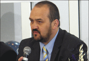 Domnul Ioan Ciolan, directorul general al firmei "Ambient", are 38 ani. S-a născut în oraşul în care şi-a deschis o mică afacere în ultimul an de studenţie - Sibiu. Brand-ul şi reţeaua "Ambient" sunt proprietatea sa. A absolvit Universitatea Tehnică din Cluj. Este căsătorit şi are două fiice şi un fiu. Hobby: tenisul de câmp. 
