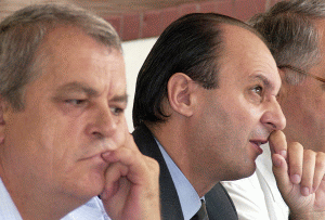 Decebal Traian Remeş (stânga) şi Avram Mureşan au fost condamnaţi la câte 3 ani de închisoare cu executare în dosarul în care sunt acuzaţi de fapte de corupţie.