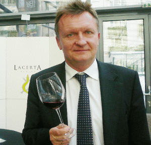 Walter Friedl, reprezentantul grupului de investitori în "Lacerta Winery", responsabil cu vânzările şi acţiunile de marketing. Îndrăgostit de România şi de românca Larisa, soţia domniei sale (ieri au sărbătorit 20 de ani de la căsătorie), conduce "crearea de vinuri româneşti" pe 82 de ha de vie, la Finţeşti-Buzău, unde pământul este sănătos şi curat, ca dovadă fiind "lacerta", lăcusta de pe sticlele de vin, care vieţuieşte numai în solurile nepoluate, cum sunt pe aceste meleaguri.