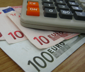 Euro scade în urma licitaţiei de lichidităţi de la BCE