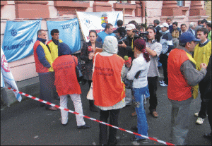 Sindicaliştii de la "Nitramonia" Făgăraş au pichetat Prefectura Braşov