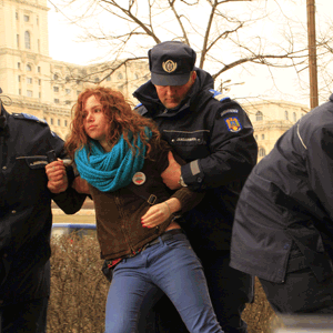 Activistă, luată cu forţa de jardarmi.