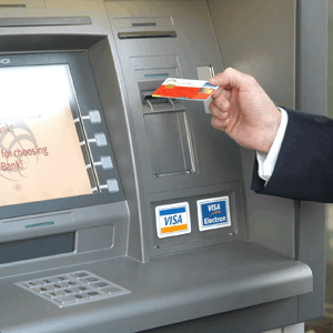 Numărul cardurilor bancare valide, precum şi valoarea tranzacţiilor realizate cu acestea s-au majorat în 2011 faţă de 2010.